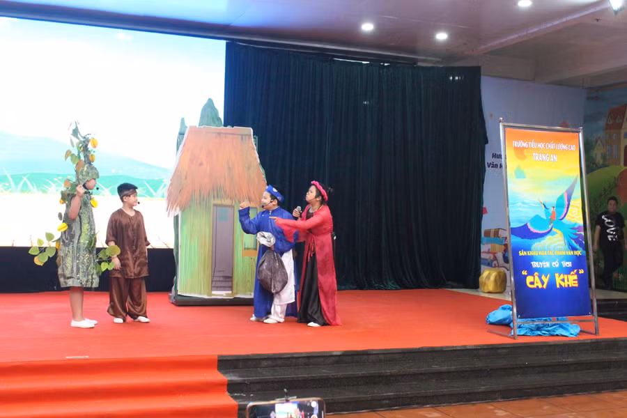 Học sinh trường Tiểu học Tràng An đã sáng tạo, sân khấu hóa các tác phẩm văn học.
