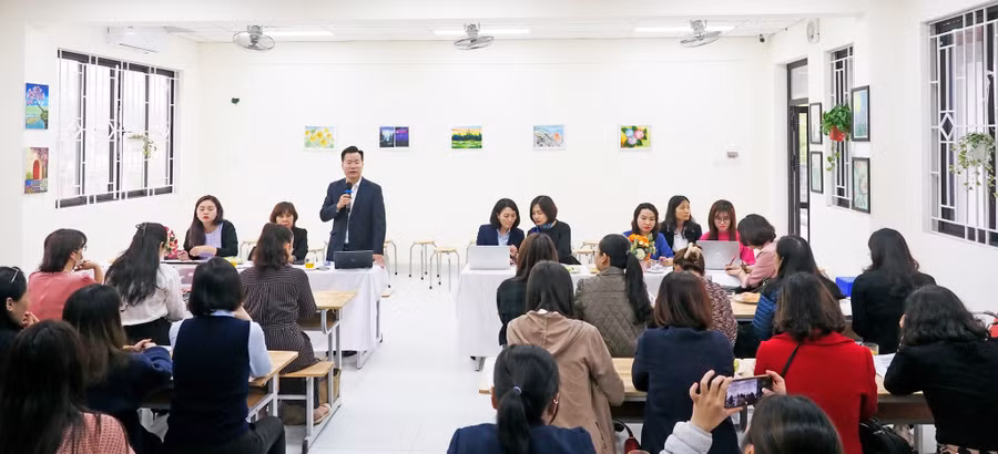 Sau dự giờ các đại biểu trao đổi, chia sẻ kinh nghiệm trong giảng dạy tiếng Anh.