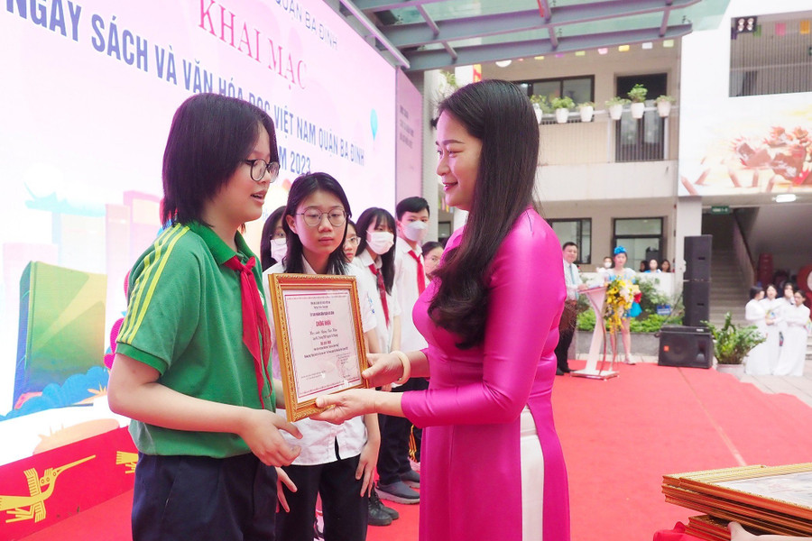 Bà Phạm Thị Diễm khen thưởng học sinh đạt giải tại cuộc thi vẽ tranh thiếu nhi với chủ đề "Sách và cuộc sống". Bà Phạm Thị Diễm khen thưởng học sinh đạt giải tại cuộc thi vẽ tranh thiếu nhi với chủ đề "Sách và cuộc sống".