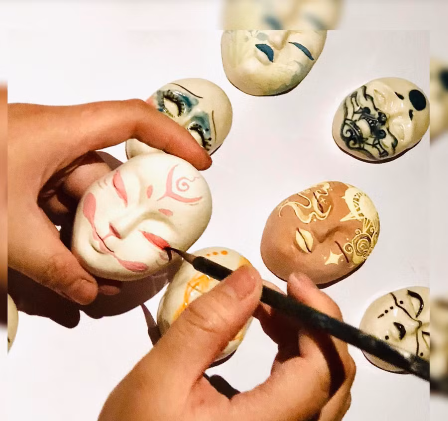 Học sinh trải nghiệm vẽ trang trí sản phẩm gốm.