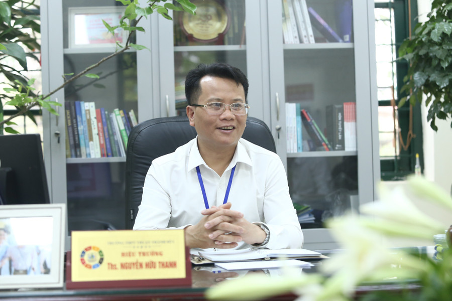 Thầy Nguyễn Hữu Thanh - Hiệu trưởng trường THPT Thuận Thành số 1 trao đổi với Báo GD&amp;TĐ về công tác ôn tập của học sinh lớp 12.