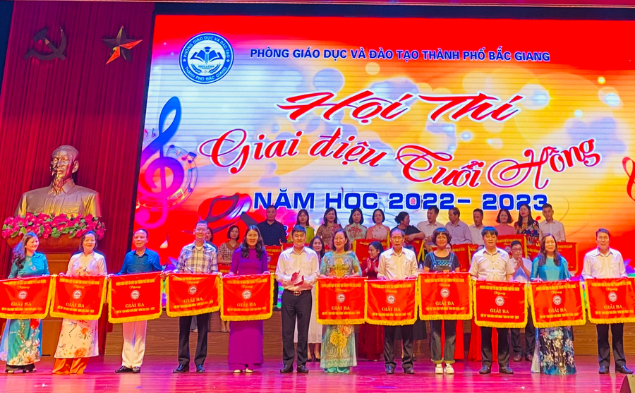 Ông Nguyễn Văn Phái - Phó Trưởng phòng GD&ĐT trao cờ cho các đội đoạt giải Ba. Ông Nguyễn Văn Phái - Phó Trưởng phòng GD&ĐT trao cờ cho các đội đoạt giải Ba.