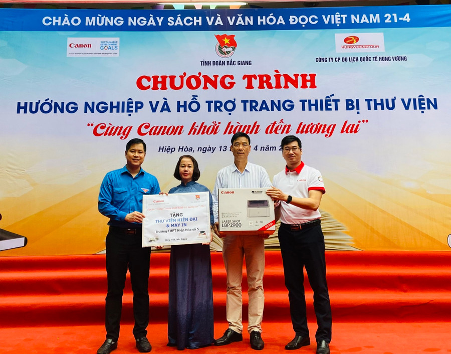 Đại diện Công ty TNHH Canon Việt Nam và Tỉnh đoàn Bắc Giang tặng thiết bị cho thư viện Trường THPT Hiệp Hòa số 5. Đại diện Công ty TNHH Canon Việt Nam và Tỉnh đoàn Bắc Giang tặng thiết bị cho thư viện Trường THPT Hiệp Hòa số 5.