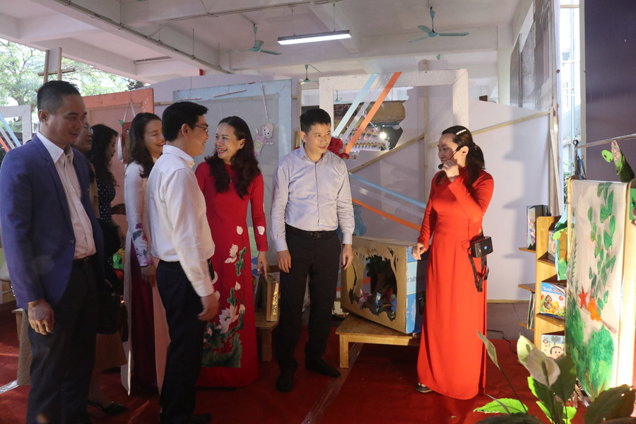 Đại biểu thăm quan gian trưng bày tại ngày hội văn hóa đọc sách.