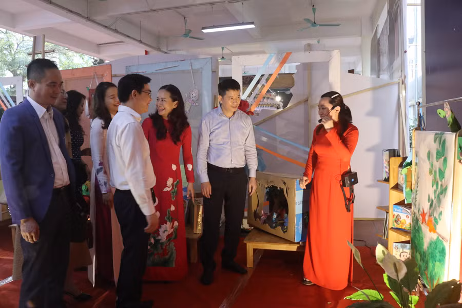 Đại biểu thăm quan gian trưng bày tại ngày hội văn hóa đọc sách.