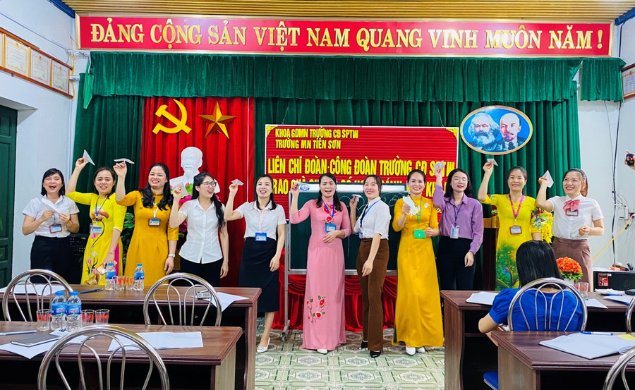 Giáo viên trường Mầm non Tiên Sơn tham gia buổi bồi dưỡng. Giáo viên trường Mầm non Tiên Sơn tham gia buổi bồi dưỡng.