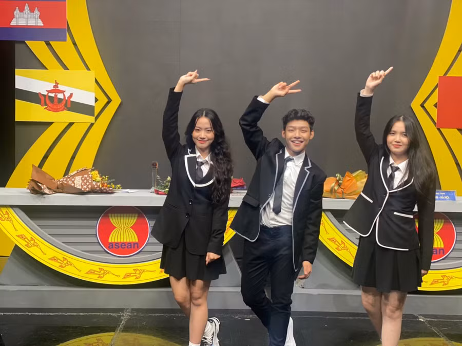 Huyền Thảo (ngoài cùng bên trái) tại Trường quay VTV khi đạt giải Nhất quốc gia Cuộc thi Tìm hiểu ASEAN lần thứ X.