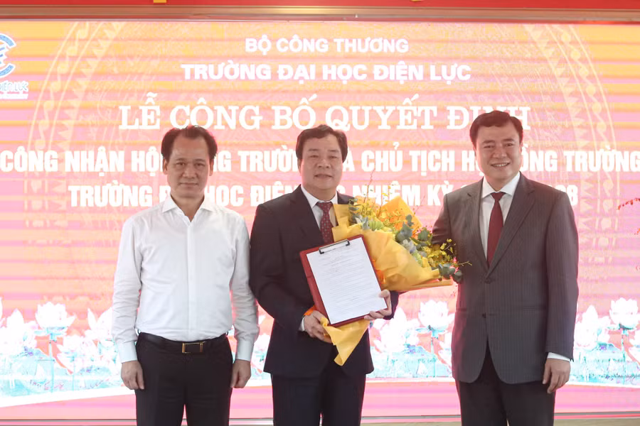 Thứ trưởng Bộ Công Thương - Nguyễn Sinh Nhật Tân (bên phải ngoài cùng) trao quyết định, chúc mừng tân Chủ tịch Hội đồng trường Trường Đại học Điện lực.