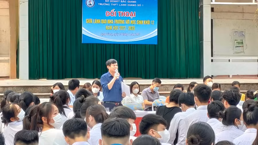 Thầy cô đối thoại và giải đáp những thắc mắc của học sinh lớp 12.