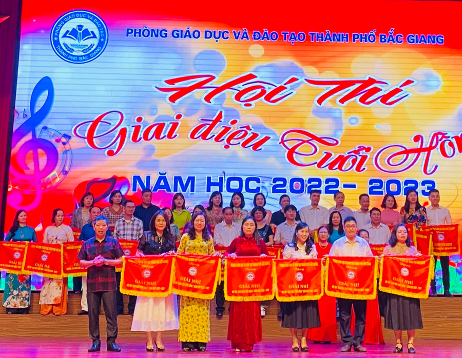 Nghệ sĩ Xuân Oánh, thành viên Hội nhạc sĩ Việt Nam - Trưởng ban giám khảo trao cờ cho các đơn vị đoạt giải Nhì. Nghệ sĩ Xuân Oánh, thành viên Hội nhạc sĩ Việt Nam - Trưởng ban giám khảo trao cờ cho các đơn vị đoạt giải Nhì.
