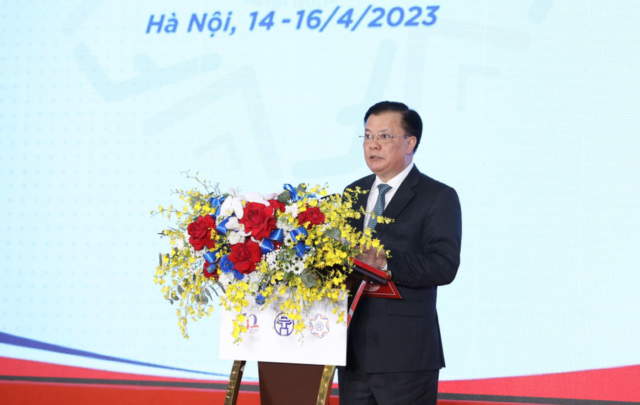 Bí thư Thành ủy Hà Nội - Đinh Tiến Dũng phát biểu tại hội nghị. Bí thư Thành ủy Hà Nội - Đinh Tiến Dũng phát biểu tại hội nghị.