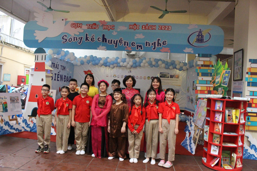 Gian trưng bày thu hút đông đảo học sinh và giáo viên trải nghiệm.