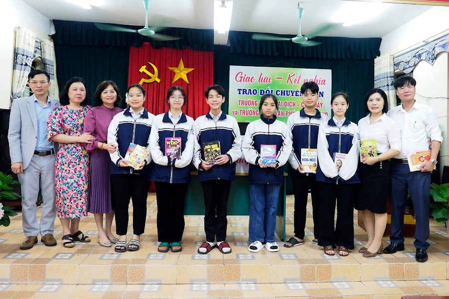 Cô Nguyễn Mỹ Hảo - Hiệu trưởng trường THCS Mai Dịch (thứ 3 từ trái sang phải) trao tặng sách cho học sinh trường Vân Phúc. Cô Nguyễn Mỹ Hảo - Hiệu trưởng trường THCS Mai Dịch (thứ 3 từ trái sang phải) trao tặng sách cho học sinh trường Vân Phúc.