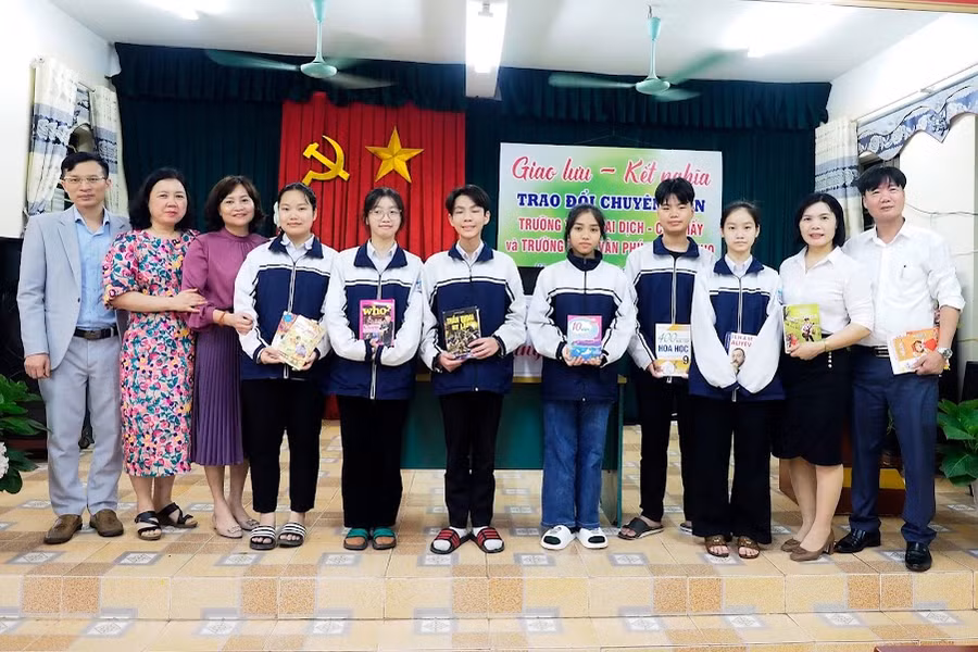 Cô Nguyễn Mỹ Hảo - Hiệu trưởng trường THCS Mai Dịch (thứ 3 từ trái sang phải) trao tặng sách cho học sinh trường Vân Phúc.