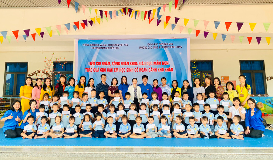 Đoàn thiện nguyện của trường Cao đẳng Sư phạm Trung ương và đại diện Phòng GD&ĐT huyện Việt Yên, trường Mầm non Tiên Sơn trao quà và chụp ảnh lưu niệm với các em học sinh. Đoàn thiện nguyện của trường Cao đẳng Sư phạm Trung ương và đại diện Phòng GD&ĐT huyện Việt Yên, trường Mầm non Tiên Sơn trao quà và chụp ảnh lưu niệm với các em học sinh.