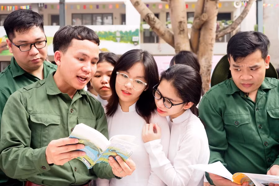 Đoàn Thanh niên và học sinh Ba Đình tham gia Ngày sách và Văn hóa đọc.