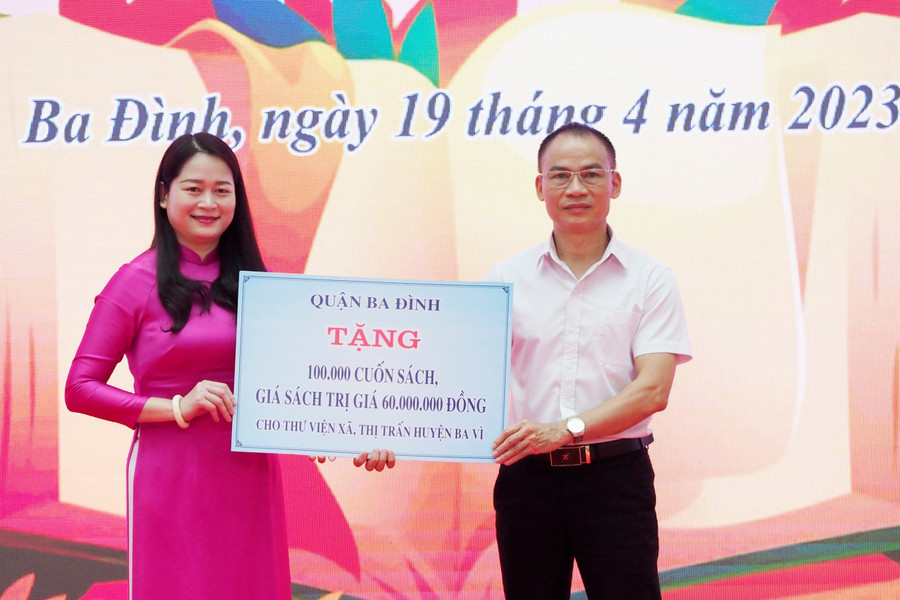 Phó Chủ tịch UBND quận Ba Đình trao tặng sách gửi đến thư viện các xã, thị trấn huyện Ba Vì. Phó Chủ tịch UBND quận Ba Đình trao tặng sách gửi đến thư viện các xã, thị trấn huyện Ba Vì.