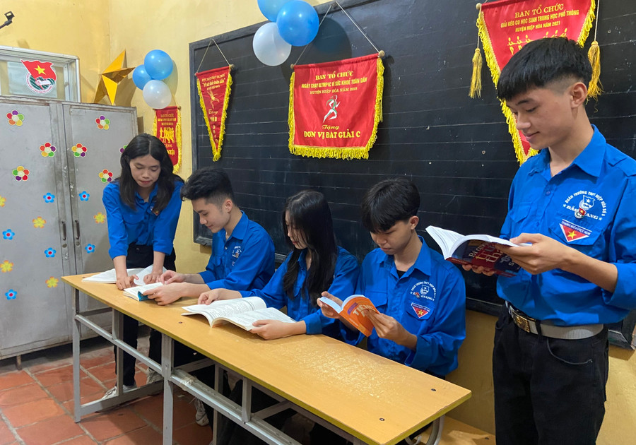 Học sinh trường THPT Hiệp Hòa số 5 tham gia đọc sách tại chương trình. Học sinh trường THPT Hiệp Hòa số 5 tham gia đọc sách tại chương trình.