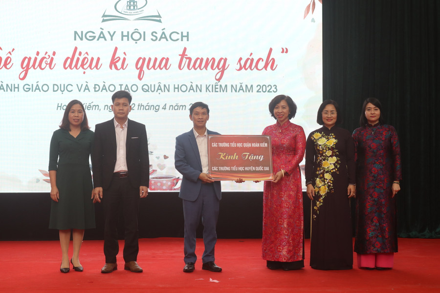 Các hoạt động trao tặng sách giữa các trường quận Hoàn Kiếm và huyện Quốc Oai.