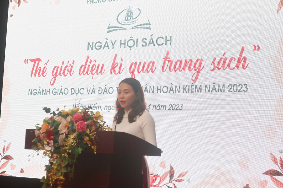 Bà Hoàng Minh Hằng - Phó trưởng phòng GD&amp;ĐT quận Hoàn Kiếm phát biểu tại ngày hội.