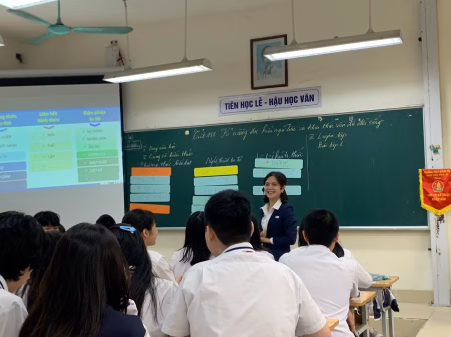 Các đại biểu dự giờ lớp học tại trường THCS Giảng Võ.