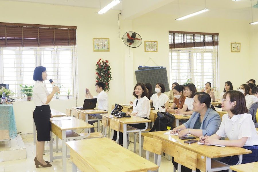 Giáo viên trao đổi chuyên môn, nâng cao chất lượng dạy và học. Giáo viên trao đổi chuyên môn, nâng cao chất lượng dạy và học.