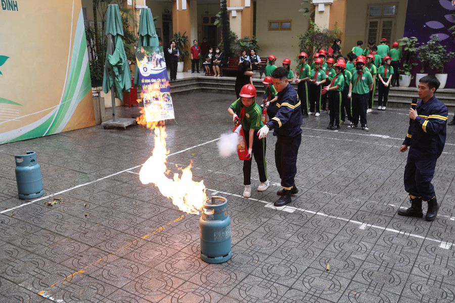 Học sinh trường THCS Nguyễn Tri Phương sử dụng bình cứu hỏa dập tắt đám cháy khí gas. Học sinh trường THCS Nguyễn Tri Phương sử dụng bình cứu hỏa dập tắt đám cháy khí gas.