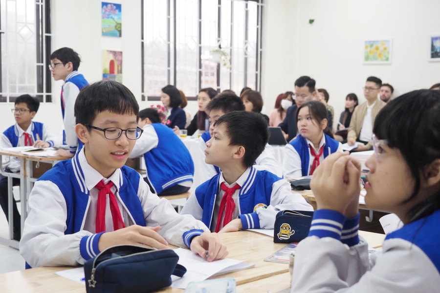 Học sinh nghe giảng và trao đổi bài sôi nổi tại giờ học. Học sinh nghe giảng và trao đổi bài sôi nổi tại giờ học.