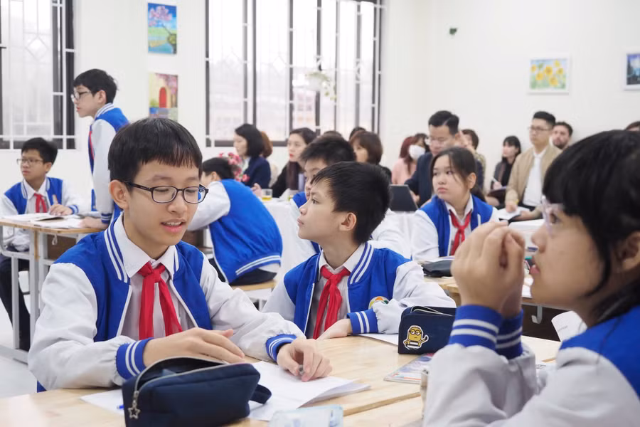 Học sinh nghe giảng và trao đổi bài sôi nổi tại giờ học.