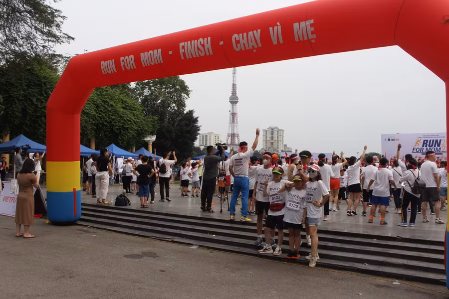 Không khí sôi nổi tại giải chạy Run For Mom - Chạy vì mẹ ngay từ đầu giờ chiều 16/4.