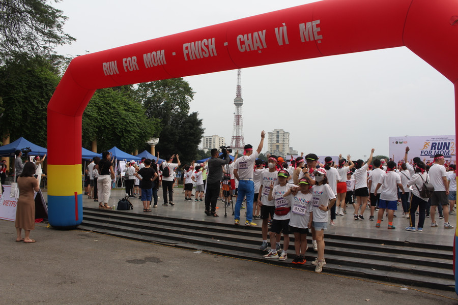 Không khí sôi nổi tại giải chạy Run For Mom - Chạy vì mẹ ngay từ đầu giờ chiều 16/4. Không khí sôi nổi tại giải chạy Run For Mom - Chạy vì mẹ ngay từ đầu giờ chiều 16/4.