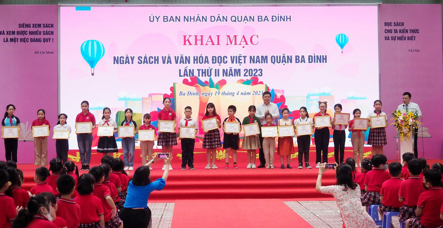 Chủ tịch UBND quận Ba Đình - Tạ Nam Chiến tặng khen thưởng cho học sinh đạt giải tại cuộc thi vẽ tranh thiếu nhi với chủ đề "Sách và cuộc sống". Chủ tịch UBND quận Ba Đình - Tạ Nam Chiến tặng khen thưởng cho học sinh đạt giải tại cuộc thi vẽ tranh thiếu nhi với chủ đề "Sách và cuộc sống".
