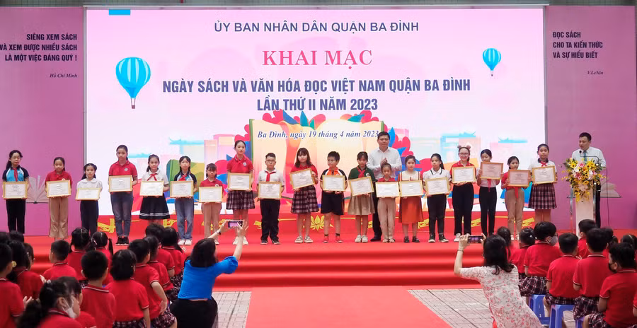 Chủ tịch UBND quận Ba Đình - Tạ Nam Chiến tặng khen thưởng cho học sinh đạt giải tại cuộc thi vẽ tranh thiếu nhi với chủ đề "Sách và cuộc sống".