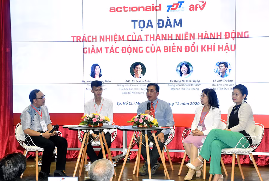 Các diễn giả tại tọa đàm “Trách nhiệm của Thanh niên hành động giảm tác động của Biến đổi khí hậu”.
