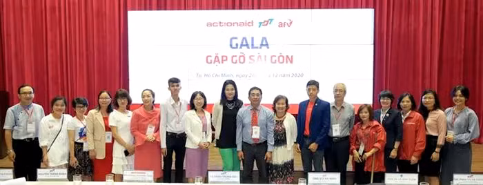 Các đại biểu tham dự Gala "Gặp gỡ Sài Gòn" chụp ảnh kỷ niệm.