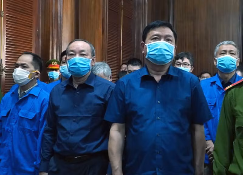 Bị cáo Đinh La Thăng (phải) và các đồng phạm tại tòa.