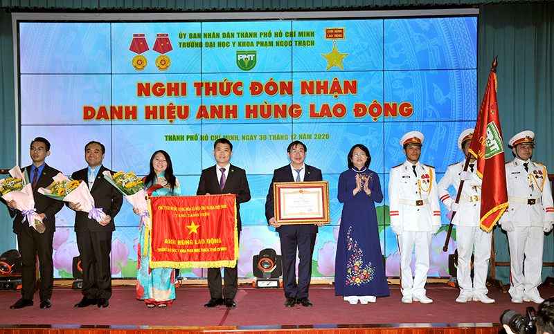 Phó Chủ tịch nước Đặng Thị Ngọc Thịnh trao danh hiệu “Anh hùng Lao động” thời kỳ đổi mới cho tập thể sư phạm Trường ĐH Y khoa Phạm Ngọc Thạch.