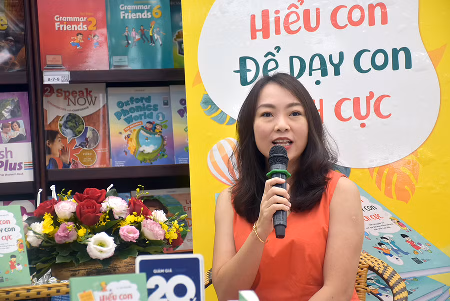 “Trước khi nổi nóng với con thì hãy suy nghĩ đến việc tôn trọng con” - tác giả Tú Anh.