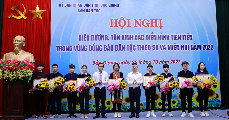 Trưởng Ban Dân tộc tỉnh Bắc Giang - Vi Thanh Quyền và Phó Giám đốc Sở GD&ĐT - Bạch Đăng Khoa tặng Giấy khen cho cá nhân điển hình tiên tiến.