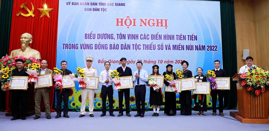 Chủ tịch UBND tỉnh Bắc Giang - Lê Ánh Dương và Trưởng Ban Dân tộc tỉnh Vi Thanh Quyền trao Bằng khen của Chủ tịch UBND tỉnh cho 10 cá nhân điển hình tiên tiến.