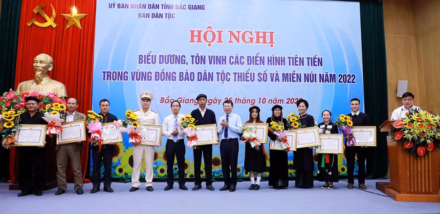 Chủ tịch UBND tỉnh Bắc Giang - Lê Ánh Dương và Trưởng Ban Dân tộc tỉnh Vi Thanh Quyền trao Bằng khen của Chủ tịch UBND tỉnh cho 10 cá nhân điển hình tiên tiến.