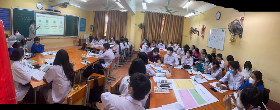 Học sinh lớp 10A11 trong giờ Địa lý của cô giáo Chu Thị Phương Lan. Học sinh lớp 10A11 trong giờ Địa lý của cô giáo Chu Thị Phương Lan.