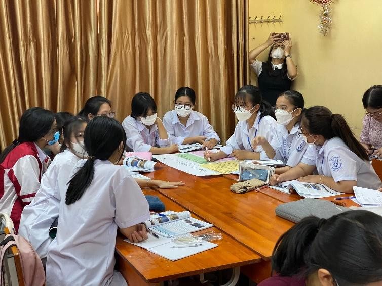 Học sinh thảo luận, trao đổi trong giờ học Địa lý. Học sinh thảo luận, trao đổi trong giờ học Địa lý.