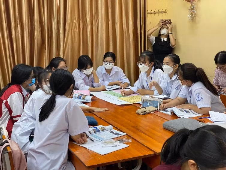 Học sinh thảo luận, trao đổi trong giờ học Địa lý.