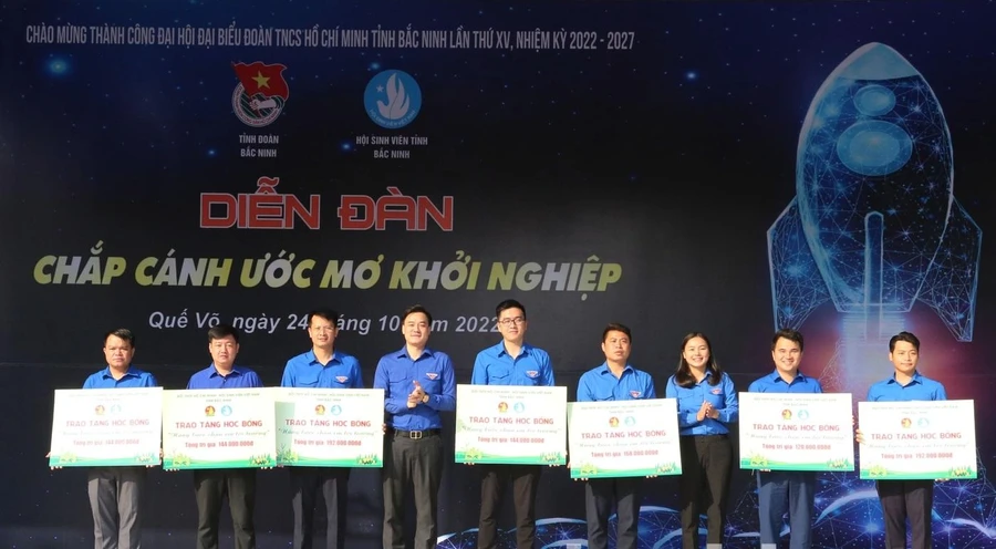 Phó Bí thư Tỉnh Đoàn Trần Văn Đăng trao tặng 50 suất học bổng cho đại diện các huyện, thành phố.