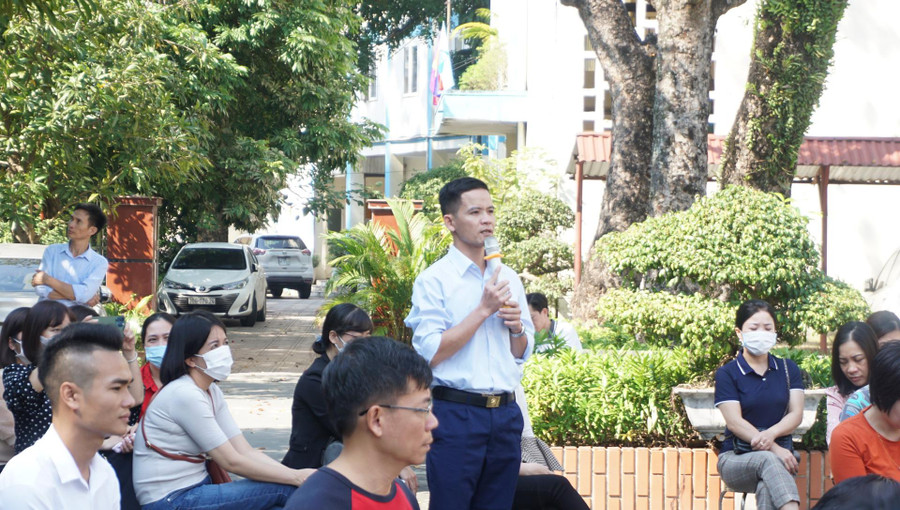 Phụ huynh đưa ra những câu hỏi cho nhà trường tại buổi giao lưu. Phụ huynh đưa ra những câu hỏi cho nhà trường tại buổi giao lưu.