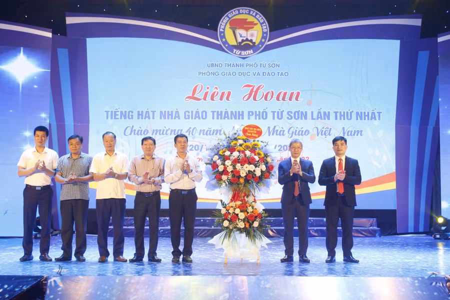 Lãnh đạo thành phố Từ Sơn chúc mừng liên hoan.