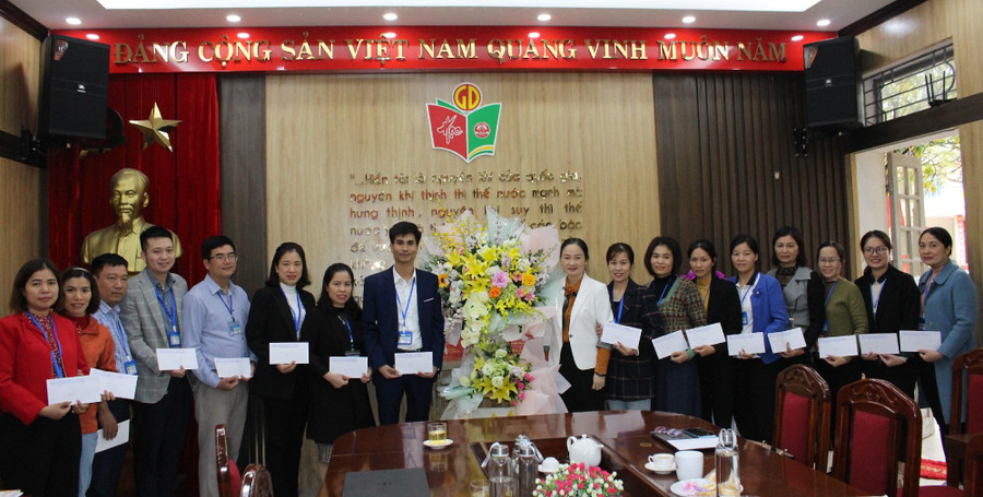 Trưởng phòng GD&ĐT huyện Việt Yên - Đỗ Thị Hương động viên cán bộ, giáo viên bồi dưỡng học sinh giỏi trường THCS Thân Nhân Trung dịp 20/10. Trưởng phòng GD&ĐT huyện Việt Yên - Đỗ Thị Hương động viên cán bộ, giáo viên bồi dưỡng học sinh giỏi trường THCS Thân Nhân Trung dịp 20/10.
