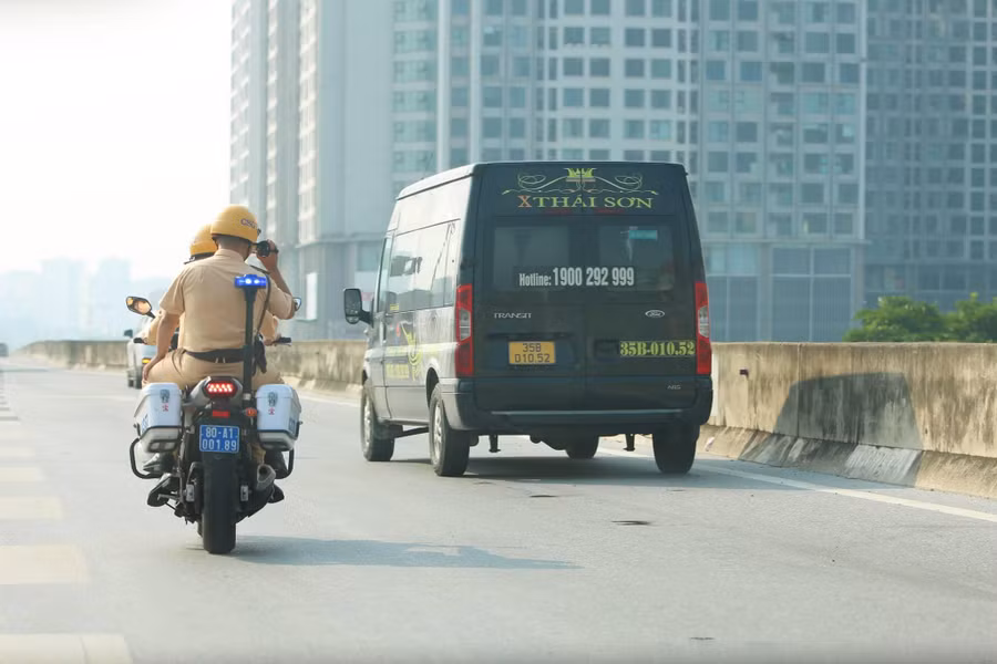 CSGT thực hiện ghi hình để thiết lập hồ sơ xử lý các trường hợp lái xe vi phạm.