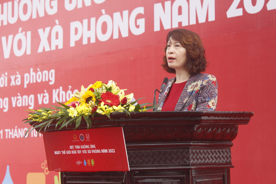 Bà Nguyễn Thị Liên Hương - Thứ trưởng Bộ Y tế cho biết, việc rửa tay với xà phòng trong nhà trường cho các em học sinh và duy trì thành hoạt động thường xuyên.